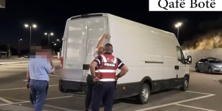 Mallra kontrabandë në Qafë Botë, arrestohet shoferi dhe dy doganierë (Emrat)