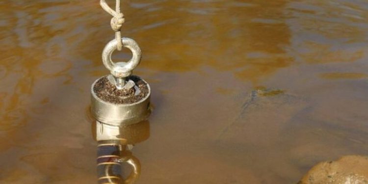 Çifti me fat, gjen 100 mijë dollarë duke “peshkuar” me magnet