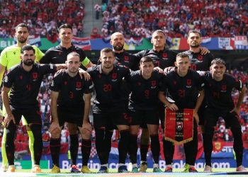 Arbër Hoxha e Ivan Balliu në fushë, Sylvinho ul në stol Hysajn!