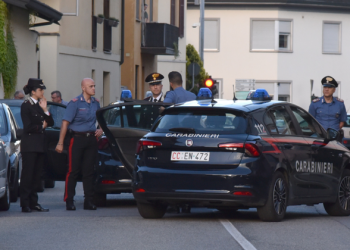 “Çmendet” shqiptari në Itali, ndjek nëpër rrugë fqinjin egjiptian me armë e çekiç në dorë