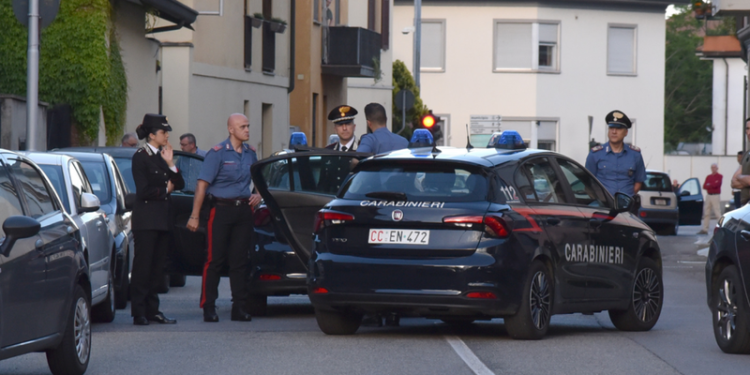 “Çmendet” shqiptari në Itali, ndjek nëpër rrugë fqinjin egjiptian me armë e çekiç në dorë
