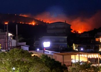 Zjarr i madh në Himarë (VIDEO)