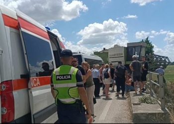 Aksidentohet furgoni me turistë, 7 të plagosur