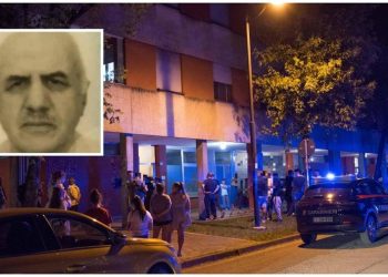 Shqiptari vritet në shkallët e pallatit, familjarët rrethojnë makinën e policisë që t’iu dorëzojë autorin