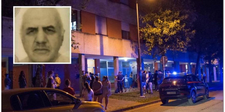 Shqiptari vritet në shkallët e pallatit, familjarët rrethojnë makinën e policisë që t’iu dorëzojë autorin