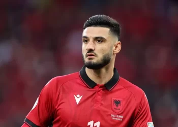 Debati im i humbur me nënën e Armando Brojës