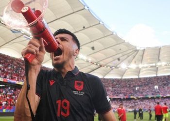 Mendjen tek topi o Daku, mikrofonin ka kush e mban