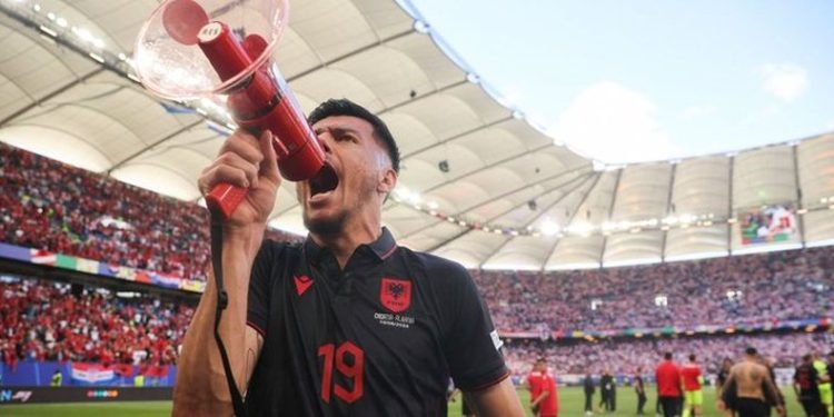 Mendjen tek topi o Daku, mikrofonin ka kush e mban