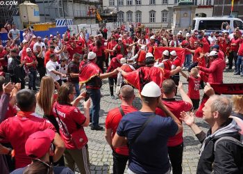 Tifozët e Shqipërisë mbushin rrugët në Dyseldorf
