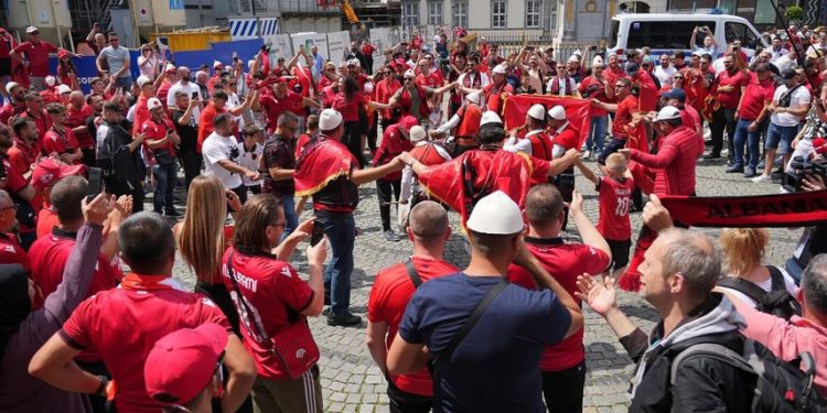 Tifozët e Shqipërisë mbushin rrugët në Dyseldorf