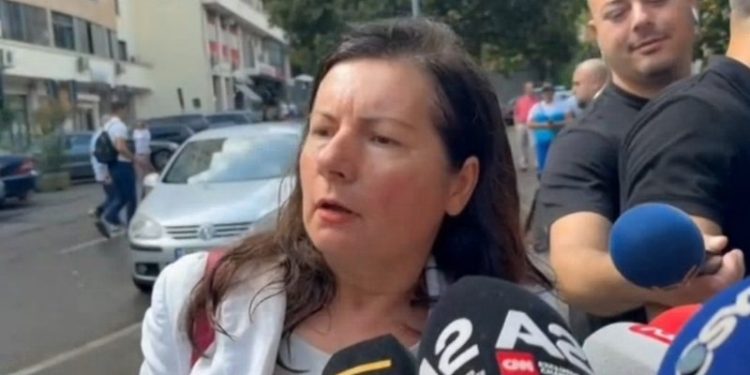 Mjekja e akuzuar për skandalin te Onkologjiku ka hall tjetër me gazetarët: Më keni mërzitur, më keni shtrembëruar fotot