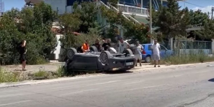 Aksident i rëndë/ Njëra prej makinave kthehet përmbys, disa të plagosur