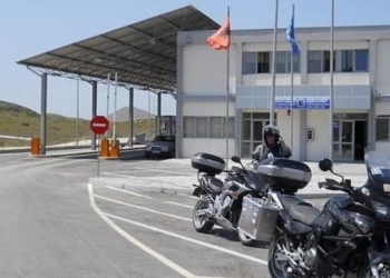 Kalonte mallra kontrabandë për dyqanet në Sarandë, arrestohet polici në Qafë Botë