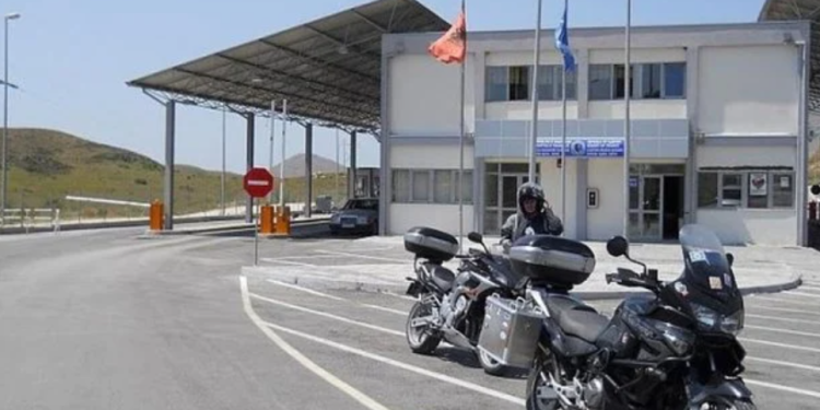 Kalonte mallra kontrabandë për dyqanet në Sarandë, arrestohet polici në Qafë Botë