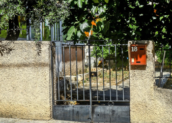 Tronditëse në Greqi/ Nuk kishte para për ta varrosur, djali djeg të atin në oborrin e shtëpisë