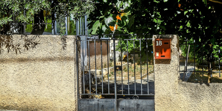 Tronditëse në Greqi/ Nuk kishte para për ta varrosur, djali djeg të atin në oborrin e shtëpisë