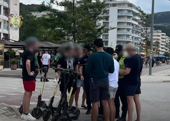 Lëviznin me monopatinë, gjobiten 5 turistë gjermanë në Vlorë