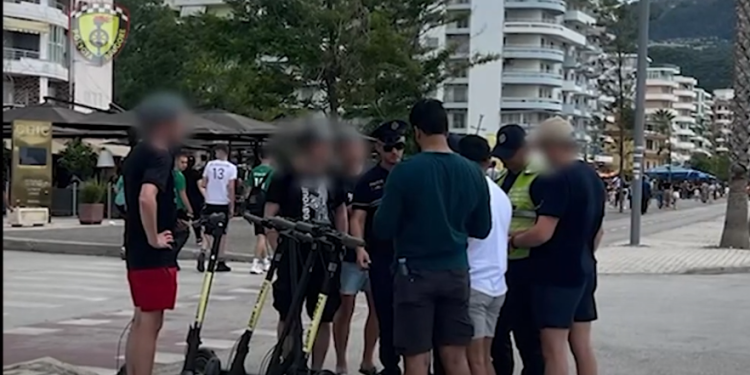 Lëviznin me monopatinë, gjobiten 5 turistë gjermanë në Vlorë