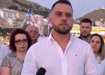 “Ne presim sezonin turistik, qeveria vjen na vë gjoba…”, këshilltarët në Sarandë denoncojnë vendimin për impiantet e ujërave të ndotura (VIDEO)