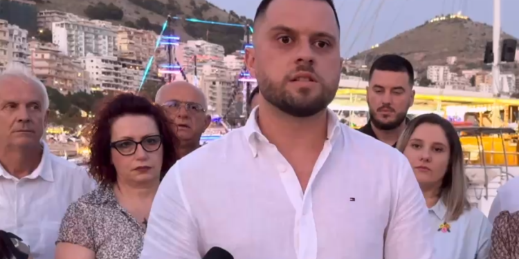 “Ne presim sezonin turistik, qeveria vjen na vë gjoba…”, këshilltarët në Sarandë denoncojnë vendimin për impiantet e ujërave të ndotura (VIDEO)
