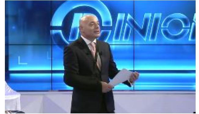 “Kam pësuar një goditje”- Fevziu shfaqet me krahun e fashuar në emision (FOTO)