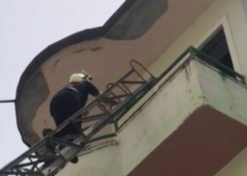 Prindërit dalin për pazar e harrojnë çelësat në shtëpi, mbetet i bllokuar 7-vjeçari