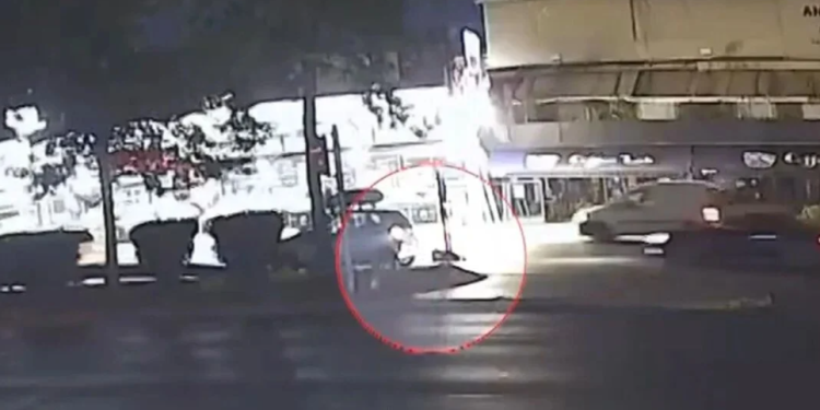 Pamje të rënda nga Athina/ Dy makina përplasin një vajzë, por askush s’ndalon ta ndihmojë, as kalimtarët (VIDEO)