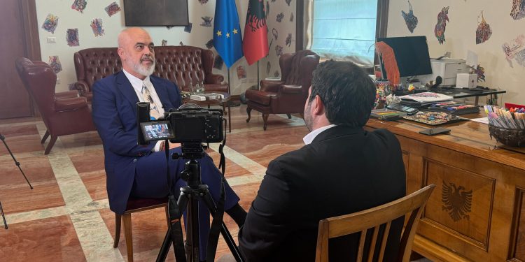 A i keni takuar shefa të krimit në zyrë? Rama: Burimi juaj duhet të ketë probleme me drejtësinë!