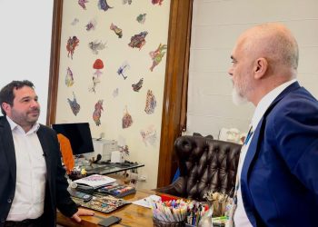 Në zyrën e Kryeministrit, e gjithë përplasja e fortë e Ramës me gazetarin e Rai 3 (VIDEO)