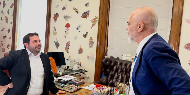 Në zyrën e Kryeministrit, e gjithë përplasja e fortë e Ramës me gazetarin e Rai 3 (VIDEO)