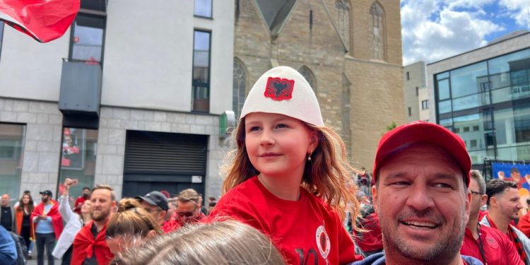 Sfida me Italinë, shihni spektaklin që dhurojnë shqiptarët në rrugët e Dortmundit (FOTO)