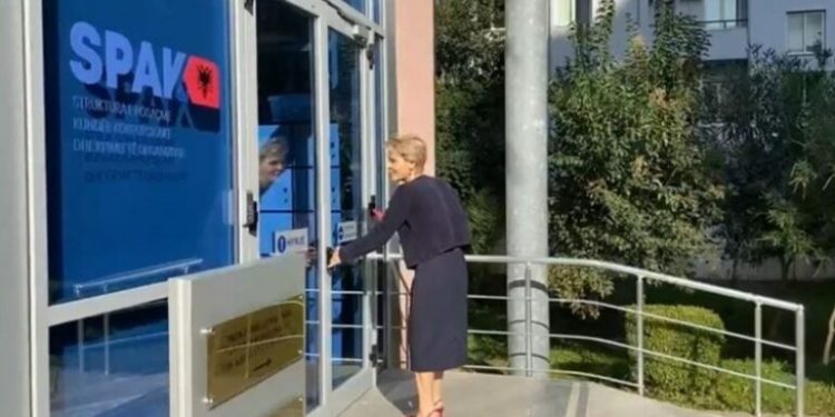 Mbi 4 orë në SPAK, Monika Kryemadhi pyetet për pasurinë