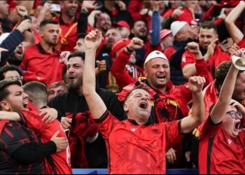 Tifozat kuqezi mbushin rrugët e Gjermanisë, Rama: Po bëni promovimin më të mirë të Shqipërisë turistike (VIDEO)