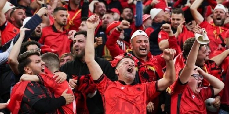 Tifozat kuqezi mbushin rrugët e Gjermanisë, Rama: Po bëni promovimin më të mirë të Shqipërisë turistike (VIDEO)