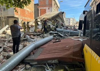 Momenti i frikshëm kur shembet ndërtesa në Stamboll (VIDEO)