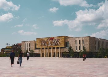 BIRN: Gjysmë milion shqiptarë u larguan në 12 vjet, sikur të ishim në luftë