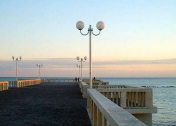 U zhyt në det dhe u përplas me gurët, i riu shqiptar në Itali në luftë me vdekjen