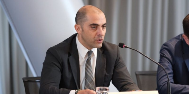 Avokati Sokol Mëngjesi niset për kurim drejt Athinës