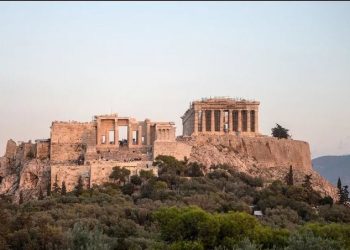 Greqi/Temperaturat e larta mbyllin Akropolin