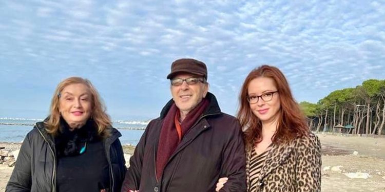 Vajza i jep lamtumirën e fundit Ismail Kadaresë me vargjet e poezisë së tij