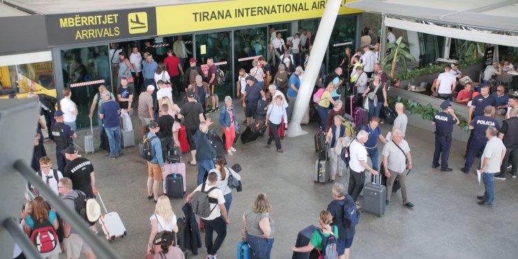 Debati për turizmin/ Mos rrini në Facebook, por shkoni në Rinas