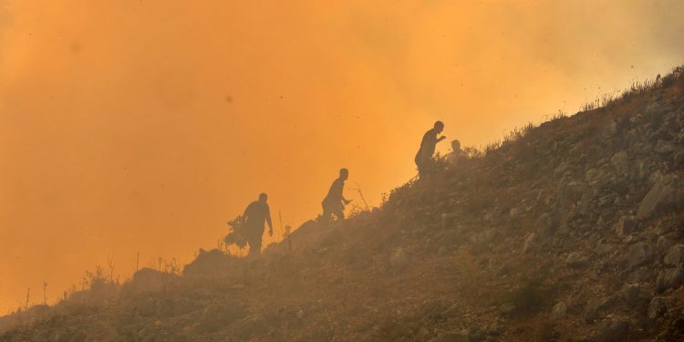 36 orë “luftë” me flakët në Dropull, pamjet që s’keni parë (FOTO)