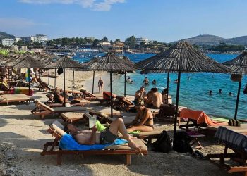 “Në Sarandë u skandalizova”, gazetari flet për turizmin: Dyndja e vjetshme na ka bërë dëm. Më vjen keq ta them, por nuk jemi ende as afër Greqisë në raportin cilësi/çmim