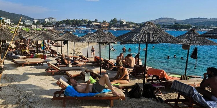“Në Sarandë u skandalizova”, gazetari flet për turizmin: Dyndja e vjetshme na ka bërë dëm. Më vjen keq ta them, por nuk jemi ende as afër Greqisë në raportin cilësi/çmim