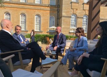 Rama në Britani, kafe me Mitsotakis para takimit të Komunitetit Politik Europian (FOTO)