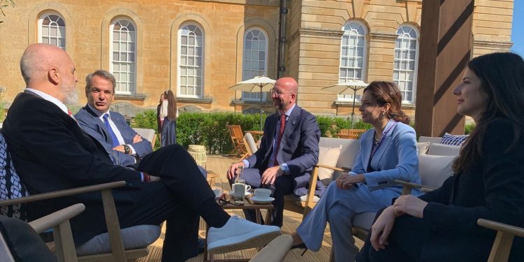 Rama në Britani, kafe me Mitsotakis para takimit të Komunitetit Politik Europian (FOTO)