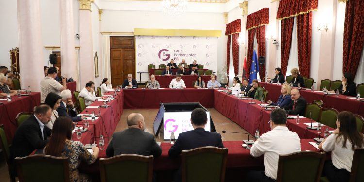 Çuçi mbledh Grupin Parlamentar të PS, zbardhen çështjet që u diskutuan