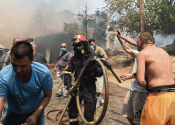 Greqia "në luftë" me flakët, evakuohen spitalet dhe shtëpia e të moshuarve në Patra