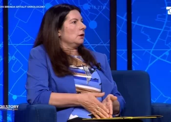 "Aman më lër të iki se më ka dhënë Edmond Gashi një 10 mijë lekësh", mjekja Alketa Pere: Një vazo me lule më kanë ardhur në shtëpi...