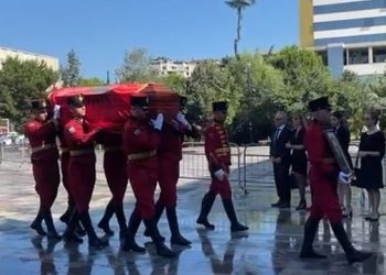 Shqipëria dhe Kosova sot në zi kombëtare për Ismail Kadarenë, nisin homazhet